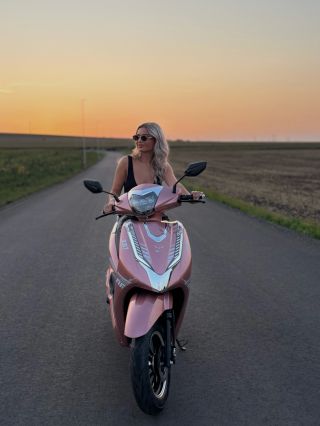 Západ slunce a dokonalý společník na cestách. S Mobee je každá jízda zážitek. 💫 #mobee #mobilita #taurosgroup #escooter...