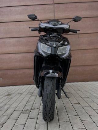 Připraveni na revoluci v městské dopravě? Tento elektrický skútr je ideálním parťákem pro každodenní jízdy. Díky silnému...