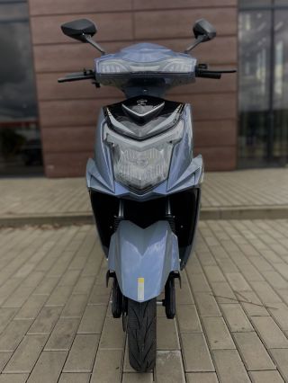 Stylová městská trojkolka pro každodenní jízdu Moderní design, ostré tvary a výrazná světla dělají z této trojkolky...